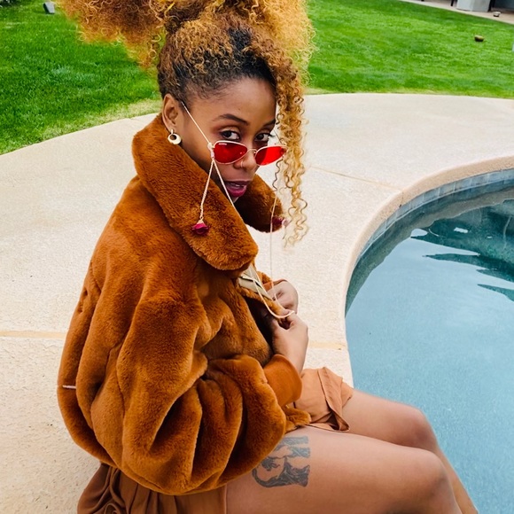 Honorable Citizens brown bomber faux fur coat - Picture 7 of 8